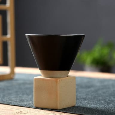 Konformad mugg med ställ - Svart