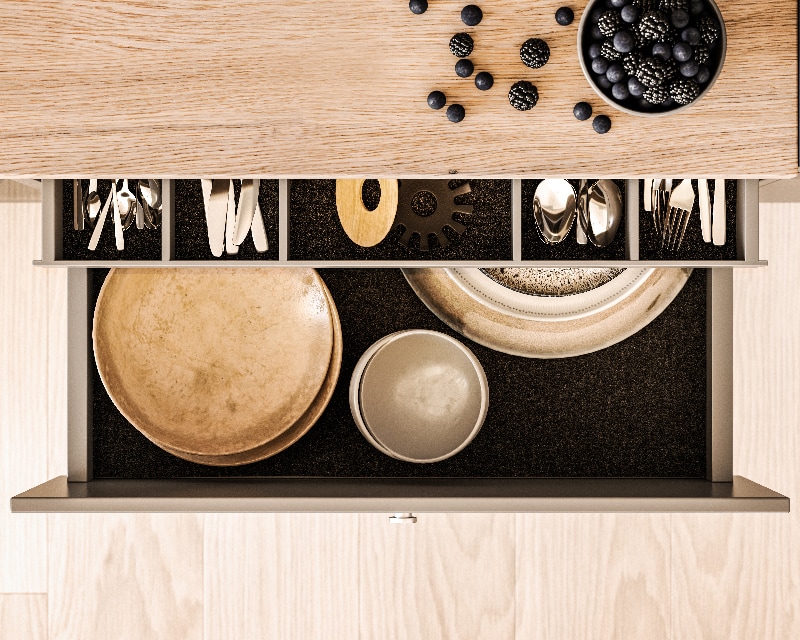 Bild på öppen kökslåda ovanifrån i kök från Epoq Trend Warm Grey med bestick och tallrikar i. 