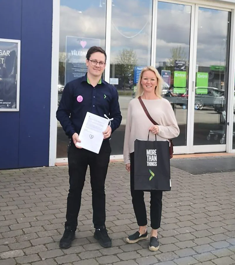 Corporate - Social responsibility - employee and happy customer 2
