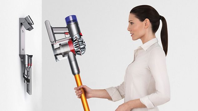 En Dyson V8 Absolute Plus-dammsugare blir satt i dockningsstation.