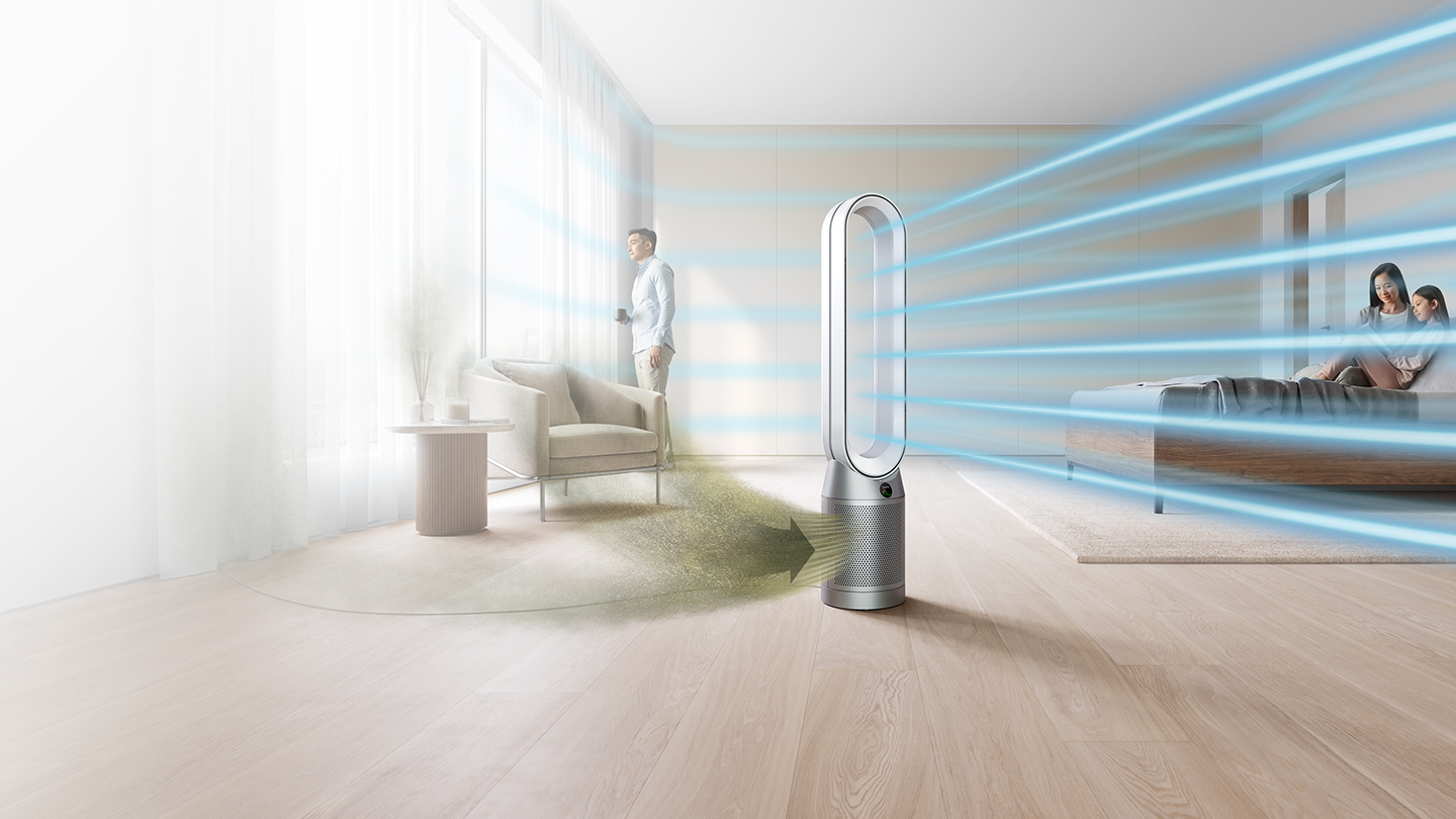 En man vid ett fönster och Dyson Purifier på golvet