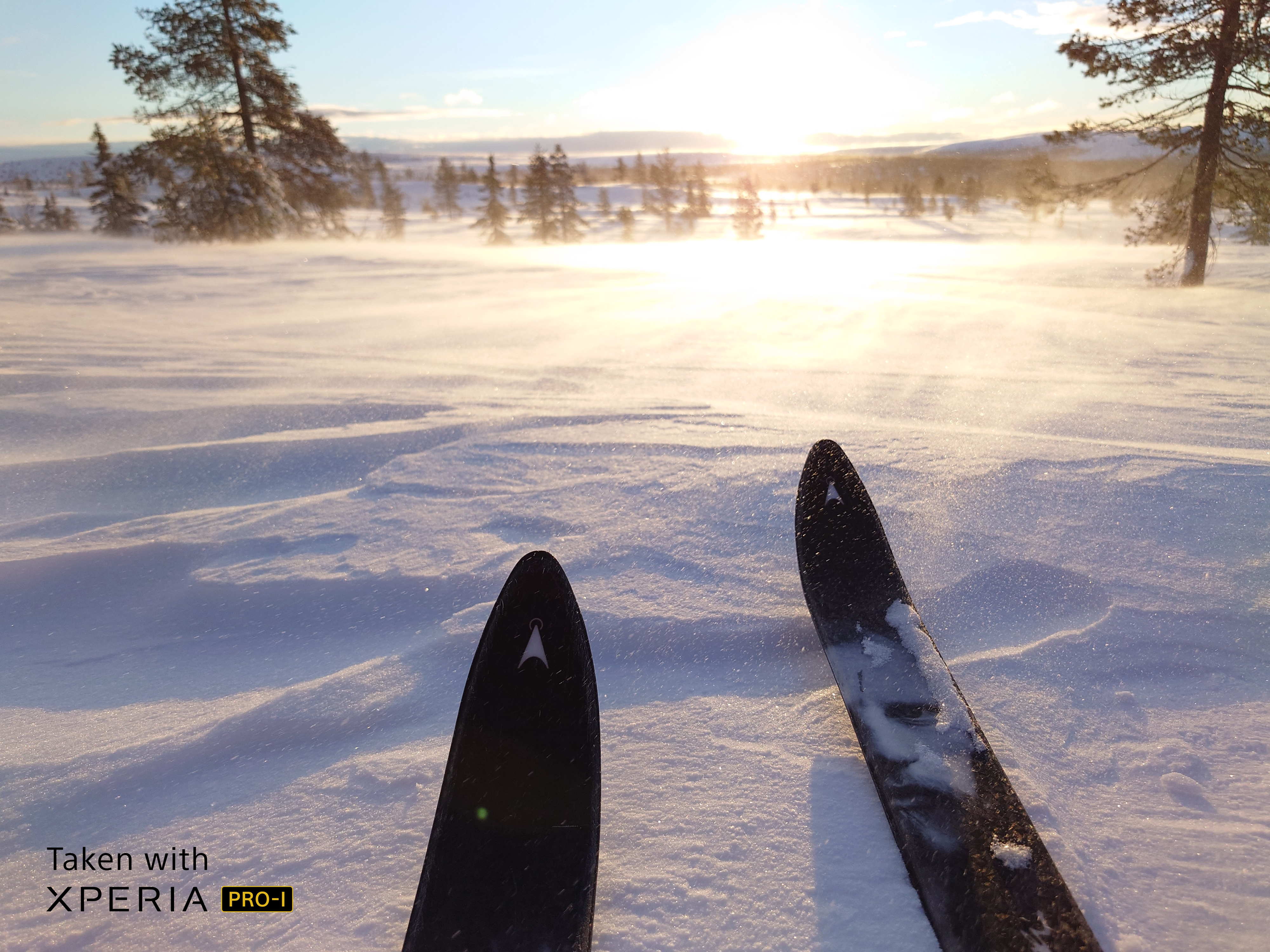 Bild på skidor i snölandskap tagen med Xperia PRO-I