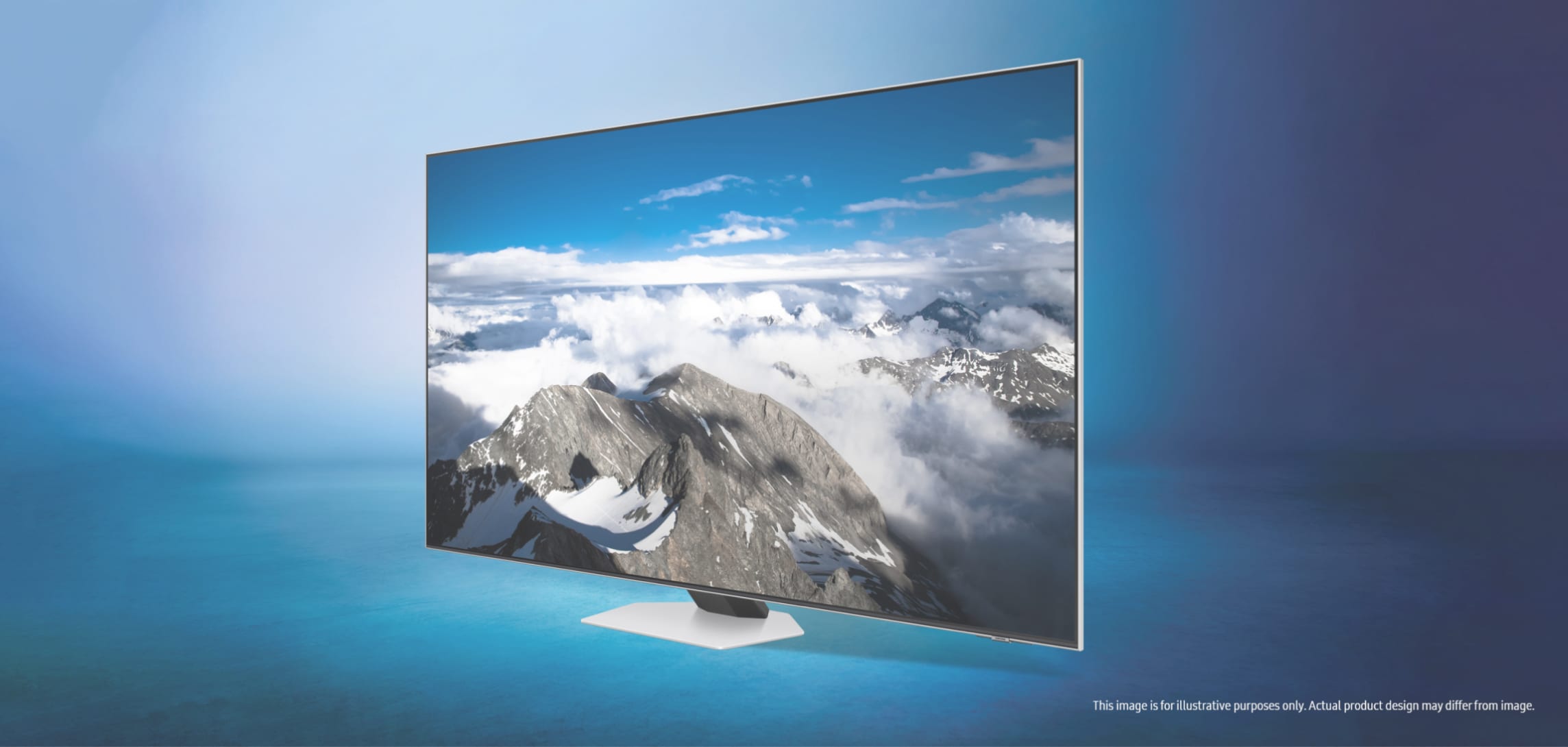 Samsung-QN85B TV-skärm med höga fjälltoppar bland molnen mot blå himmel