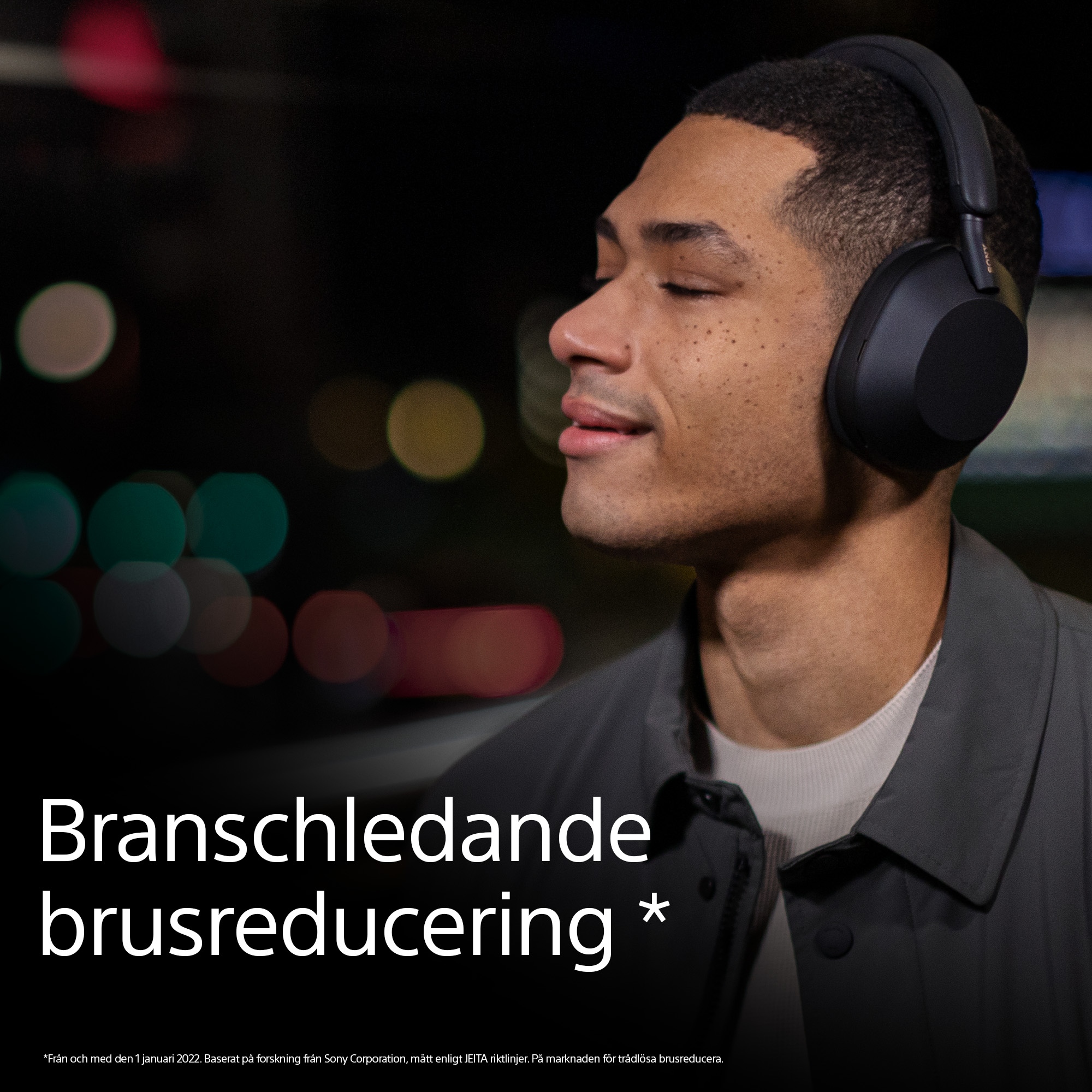 En man med hörlurar som ser nöjd ut med slutna ögon som att han lyssnar på något, vit text: "Branschledande brusreducering"