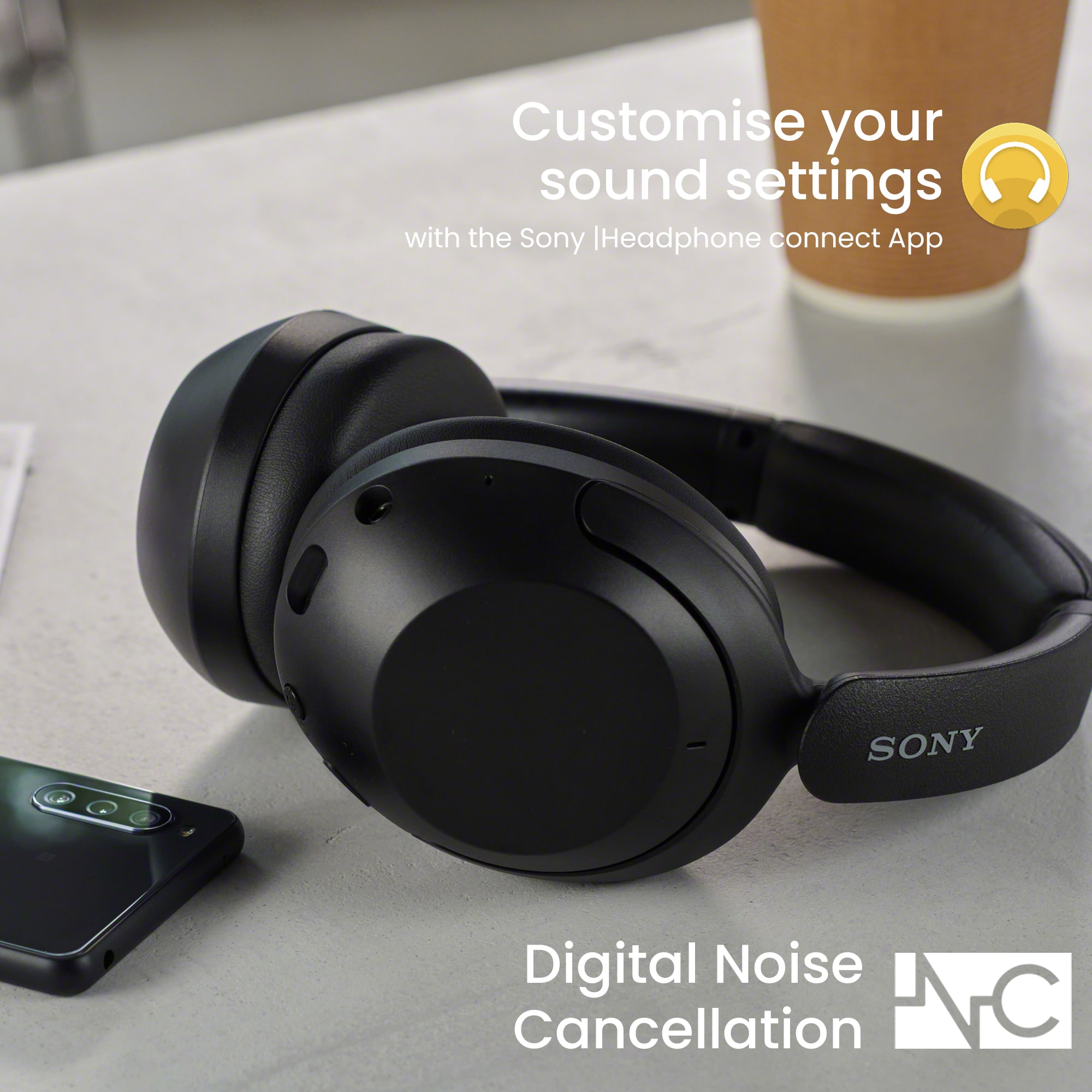Sony-WH-XB910 hörlurar på ett bord och engelsk text bl.a. Digital Noise cancellation