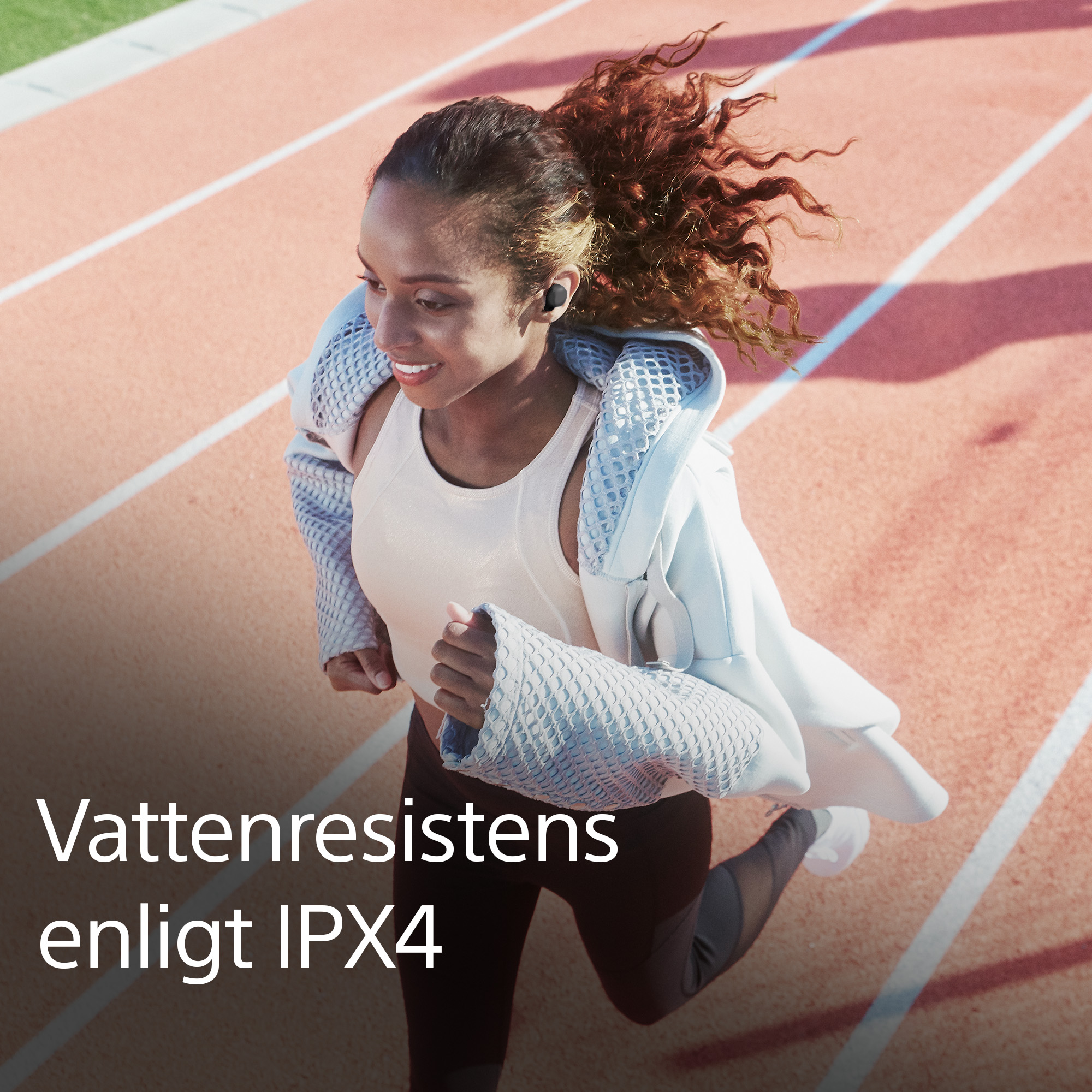 Glad kvinna springer med LinkBuds på en löparbana samt svensk text om IPX4