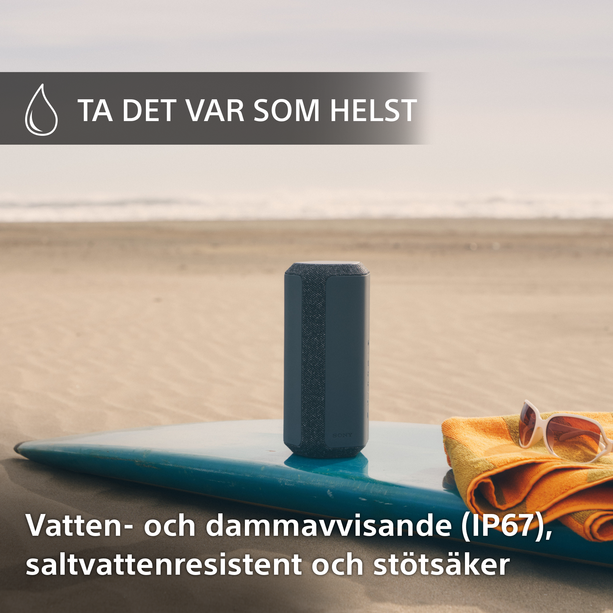Sonyhögtalare med handduk och solglasögon bredvid på en surfingbräda på en strand och svensk text om IP