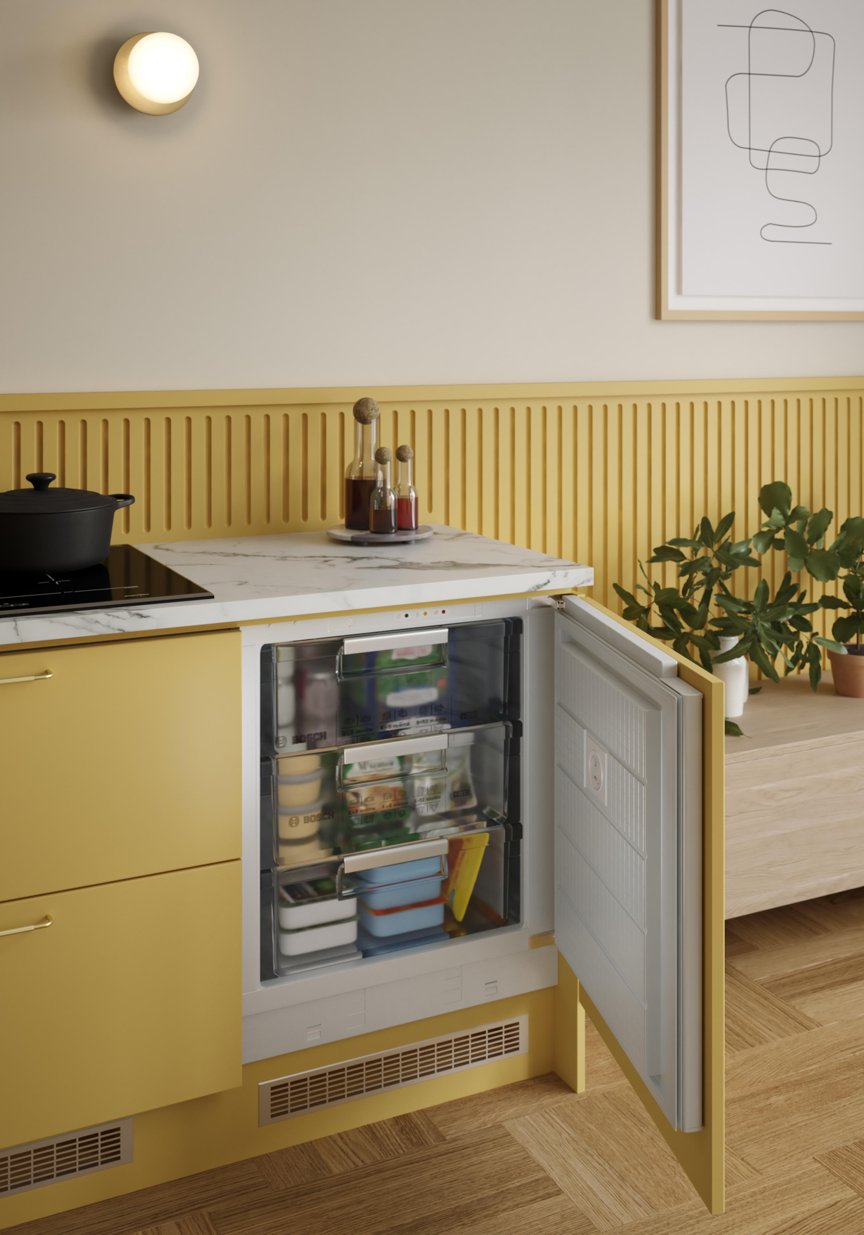 Gult Epoq-kök med väggpanel och en öppen integrerad frys