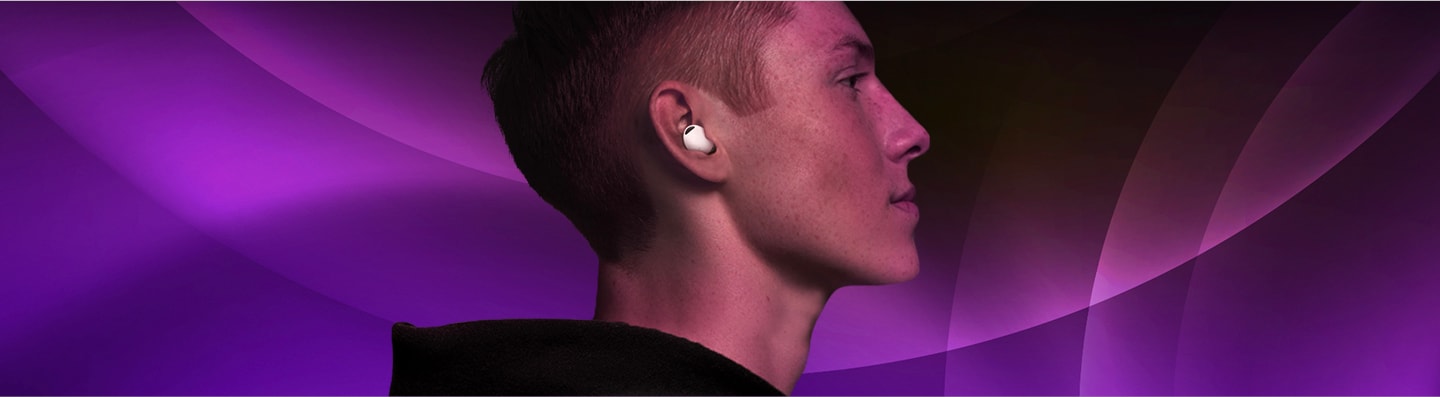 Ung man i profil med lila bakgrund med Galaxy Buds2 Pro i örat som ser nöjd ut