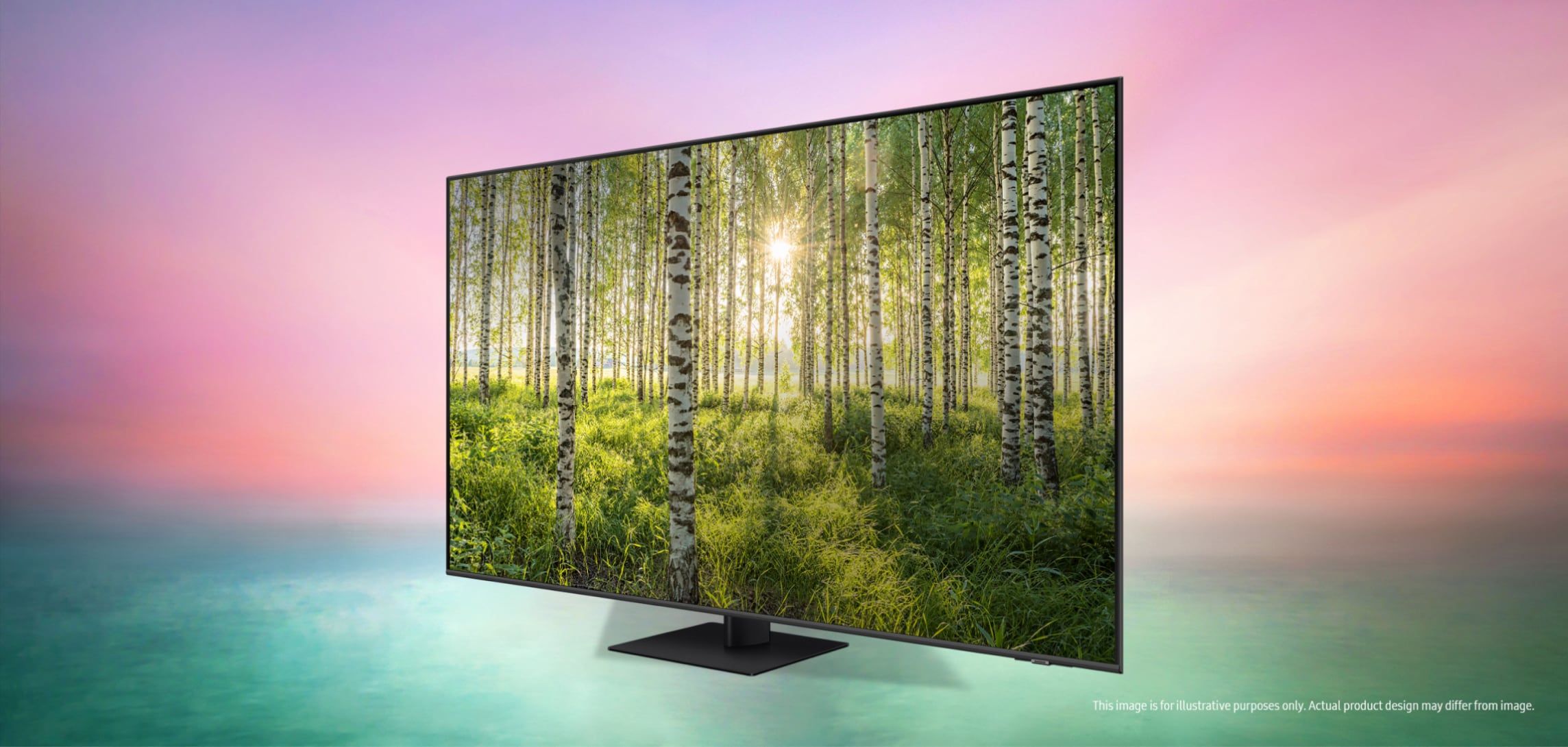Samsung Q70B TV-skärm med hav och himmel som bakgrund och som visar björkskog och sol och 