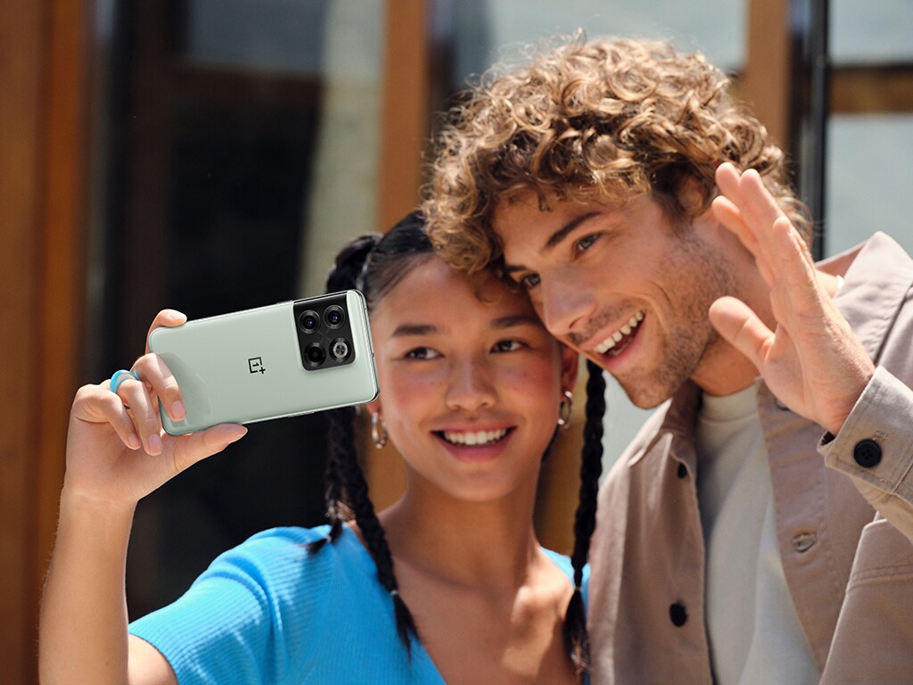 OnePlus 10T - Tjej och kille tar selfie med OnePlus 10T medan de ser glada ut i solsken