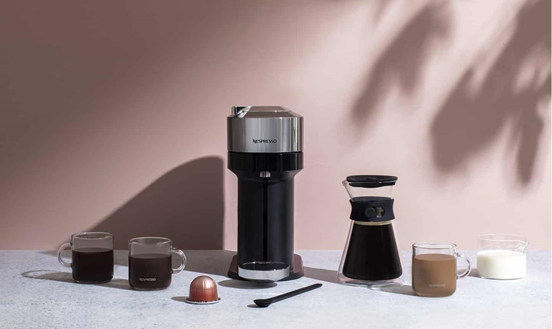 Nespresso kaffemaskin, kaffekoppar och kaffekaraff