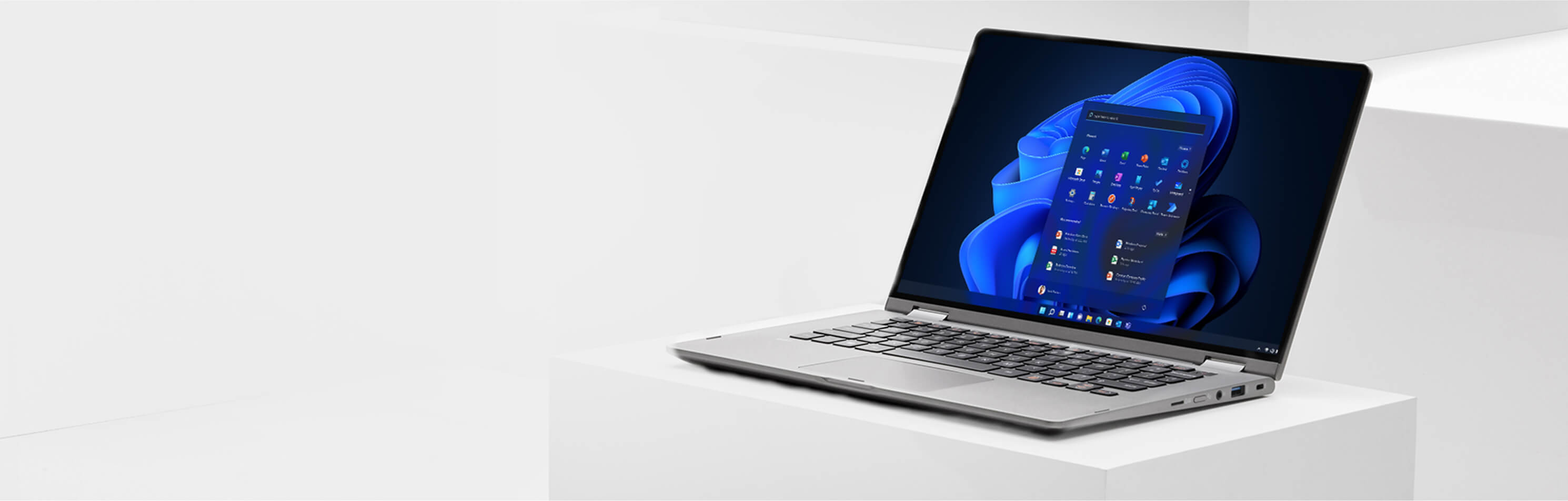 Laptop på en grå bakgrund