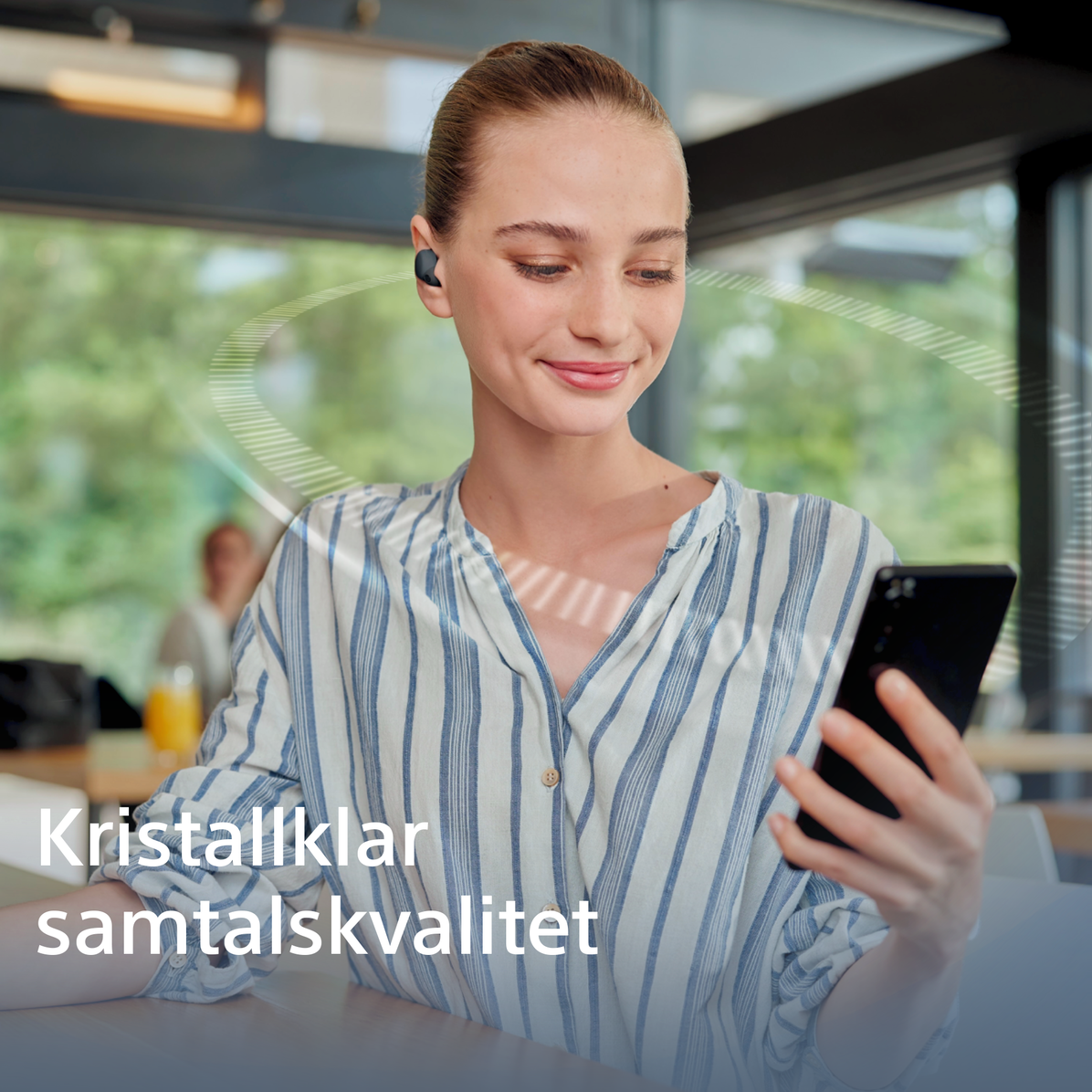 Kvinna som tittar på sin telefon