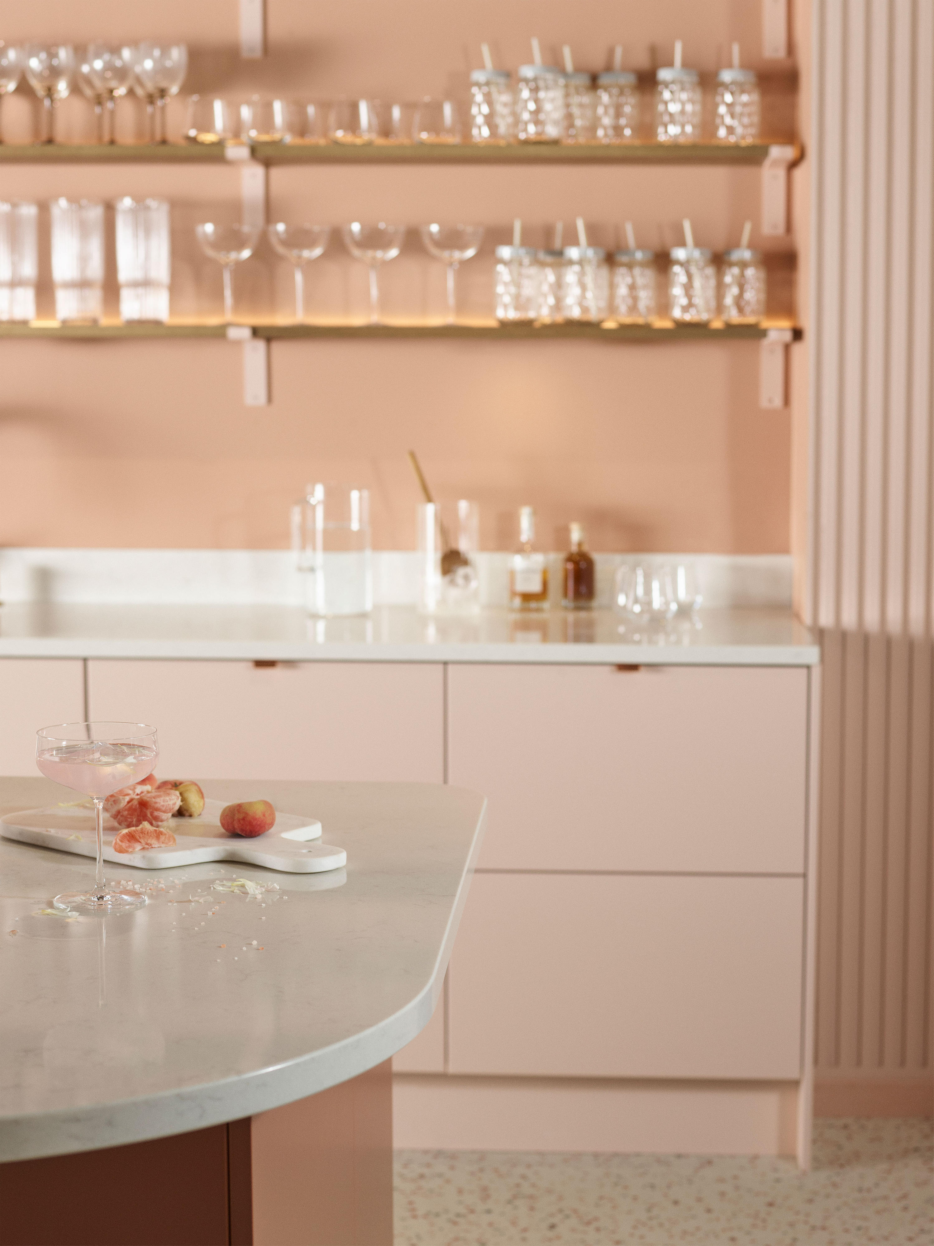 Epoq Trend Blush & Trend Sienna kitchen with shelfes of glasses