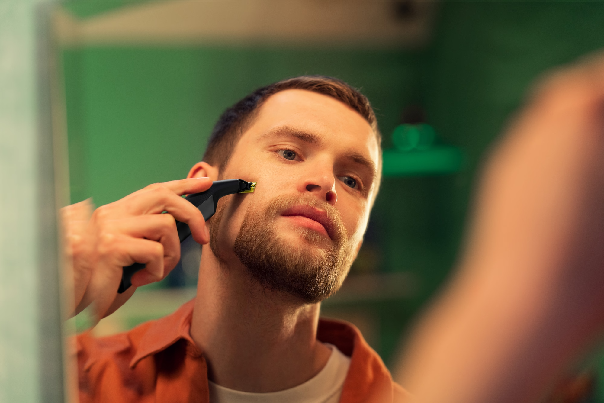 Man using Philips shaver