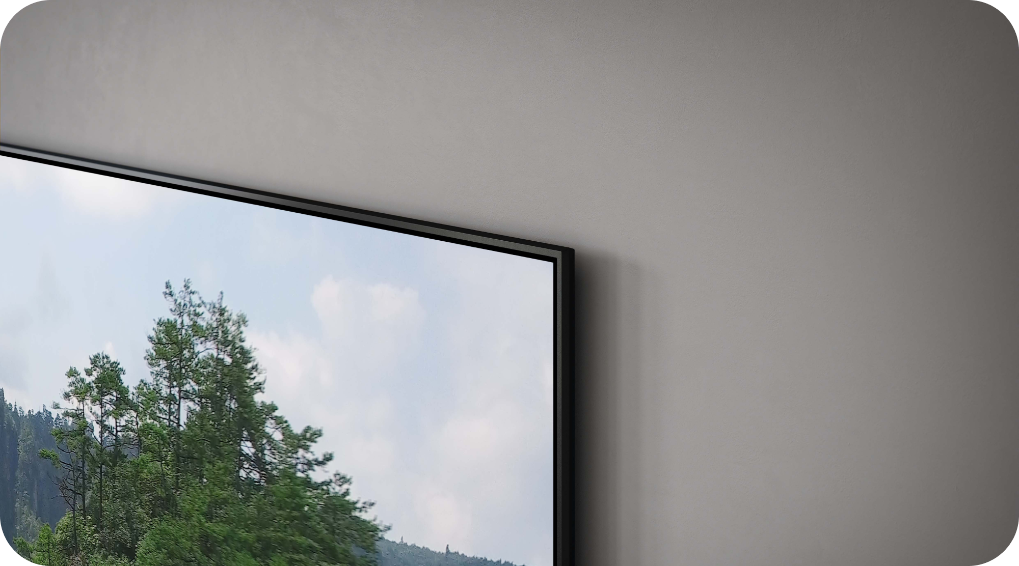 Närbild av en Samsung Q70C TV på en grå vägg