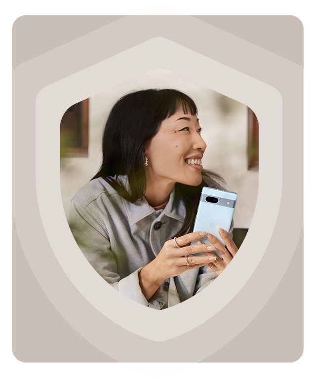 Kvinna med en Google Pixel 7a i en säkerhetslogotyp