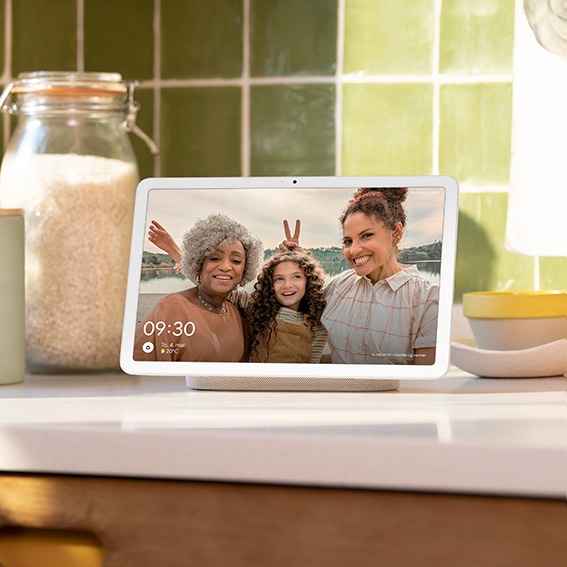 Google Pixel Tablet i ett kök som visar ett familjefoto