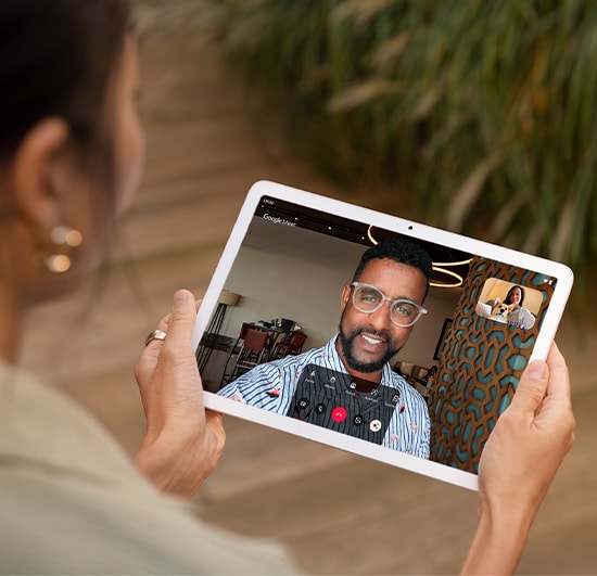 Kvinna har ett videosamtal med en man på Google Pixel Tablet