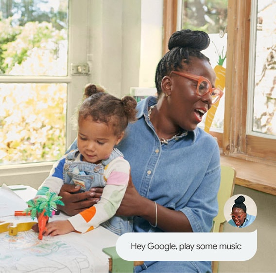 Kvinna med ung flicka i knäet som pratar med Google Assistant på Pixel Tablet