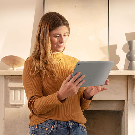 Kvinna som använder Google Pixel Tablet