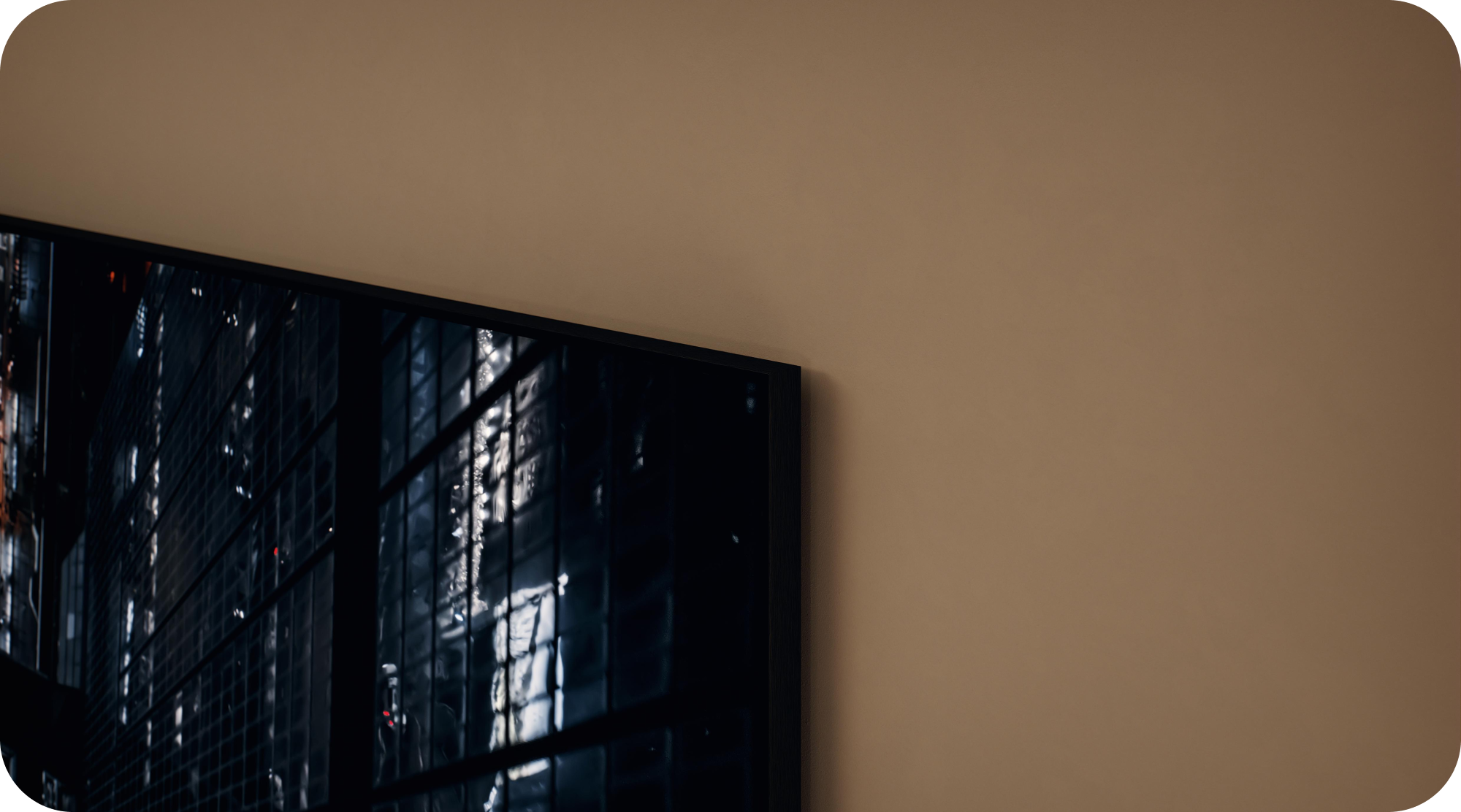 Närbild av hörnet av Samsung Neo QLED TV på en beige vägg