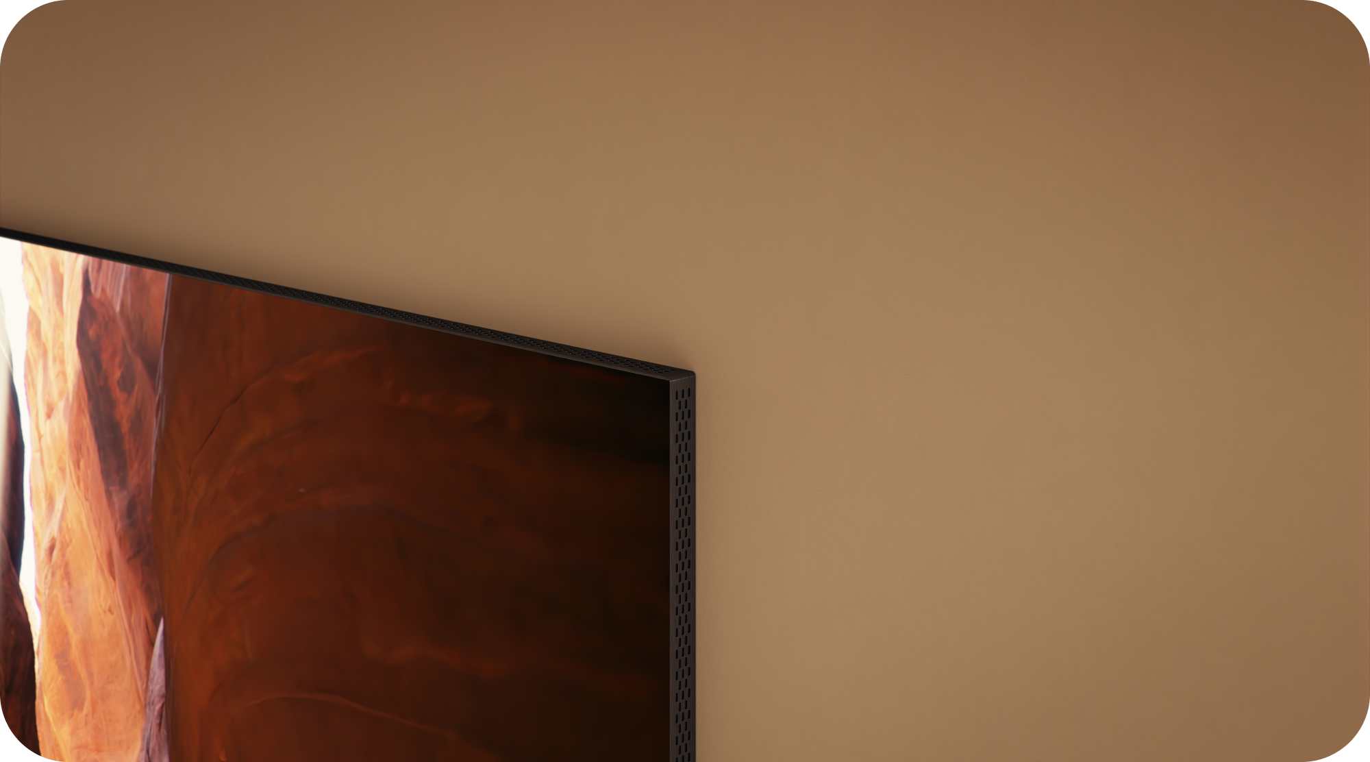 Närbild av hörnet av Samsung Neo QLED 8K TV på en beige vägg
