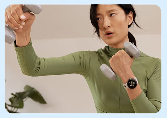 Kvinna tränar med Pixel Watch 2 på handleden
