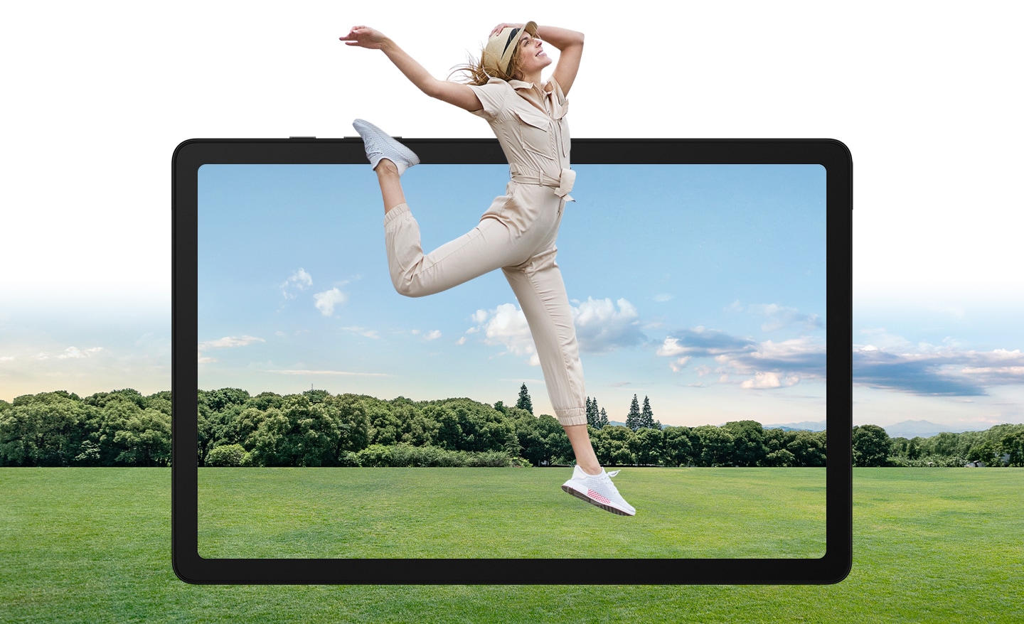 Kvinna som hoppar framför en Galaxy Tab A9