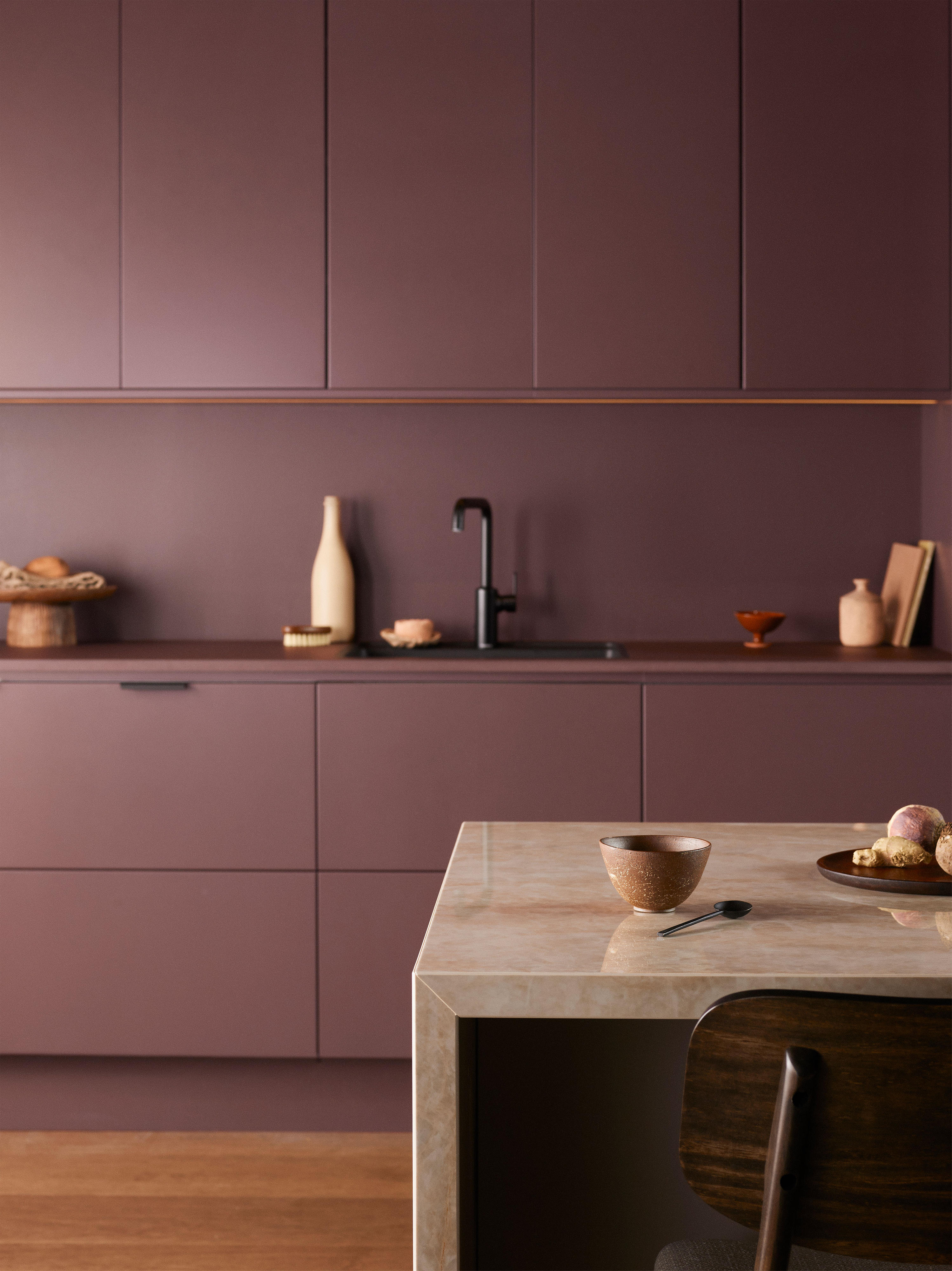 Epoq Trend Burgundy and Sand kitchen with an kitchen island