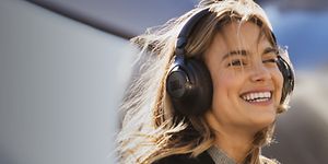 Kvinna med JBL ANC-hörlurar