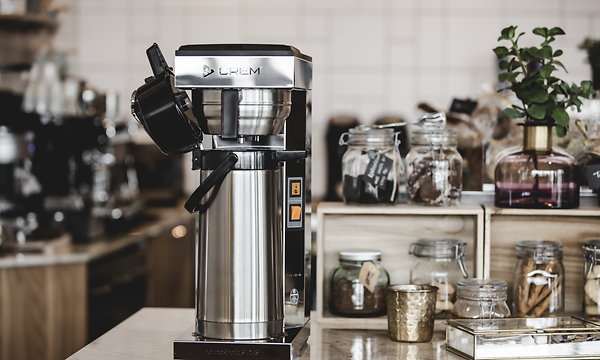En silverfärgad CREM M & A kaffebryggare