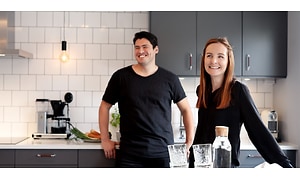 Jojje och Evelina poserar i sitt nyrenoverade kök med bistro-stil. 