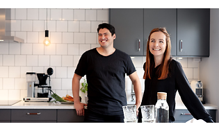 Jojje och Evelina poserar i sitt nyrenoverade kök med bistro-stil.
