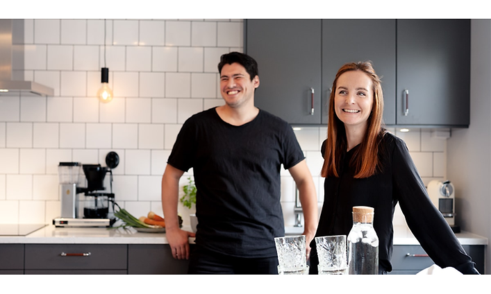 Jojje och Evelina poserar i sitt nyrenoverade kök med bistro-stil.