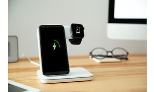 En smartphone och en smartwatch laddas med en trådlös laddare.