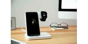 En smartphone och en smartwatch laddas med en trådlös laddare.