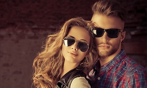Hårborttagning och styling: En kvinna och en man med solglasögon.