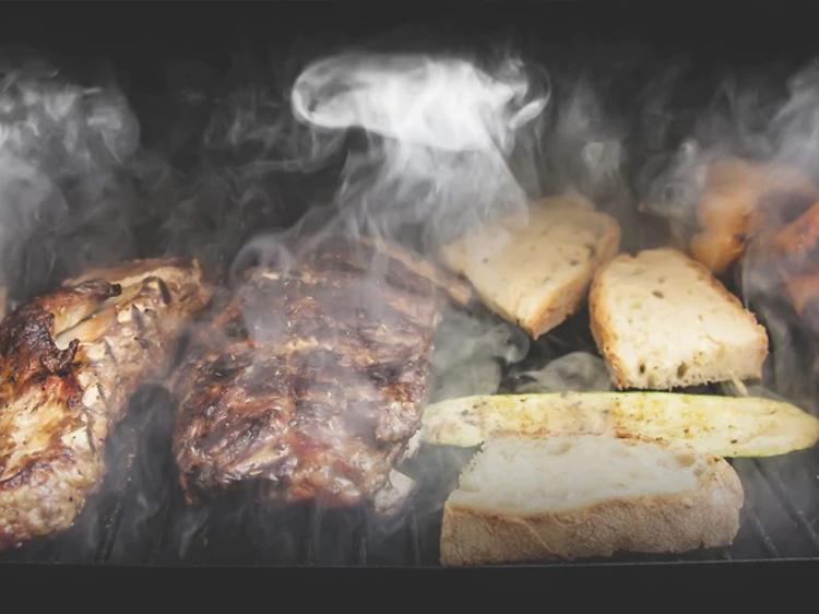 Mat röks i en grill.