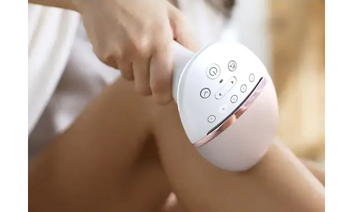 Philips Lumea Prestige används på ett ben.