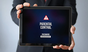 En person håller fram en surfplatta med texten "Parental control", password och en varningstriangel.