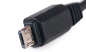 En svart kabel med anslutning som kallas för micro.