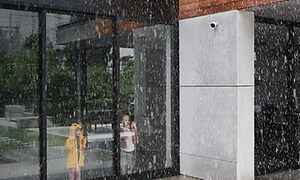 Barn tittar ut på regn med en övervakningskamera utanför.