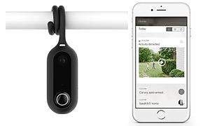 Liten övervakningskamera och app på smartphone.
