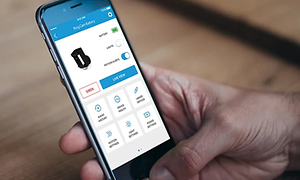 App för övervakningskamera används på en smartphone.