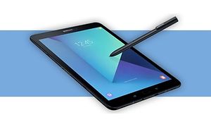 Svart surfplatta från Samsung med en touchpenna, startmeny på skärmen och en blå och vit bakgrund