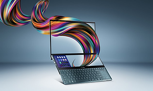 ASUS ZenBook Pro Duo 15 med två skärmar och färgglatt grafiskt motiv som fortsätter ut ur skärmen. Grå bakgrund.
