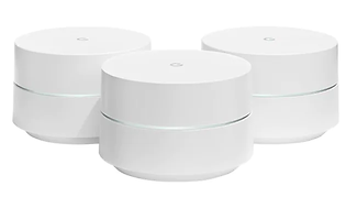 Produktbild på tre stycken små runda vita Google Wifi-enheter med vit bakgrund.