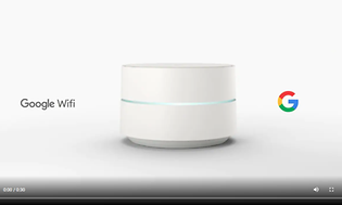 Skärmdump från video om Google WiFi, med vit enhet i mitten och logga vid sidan.